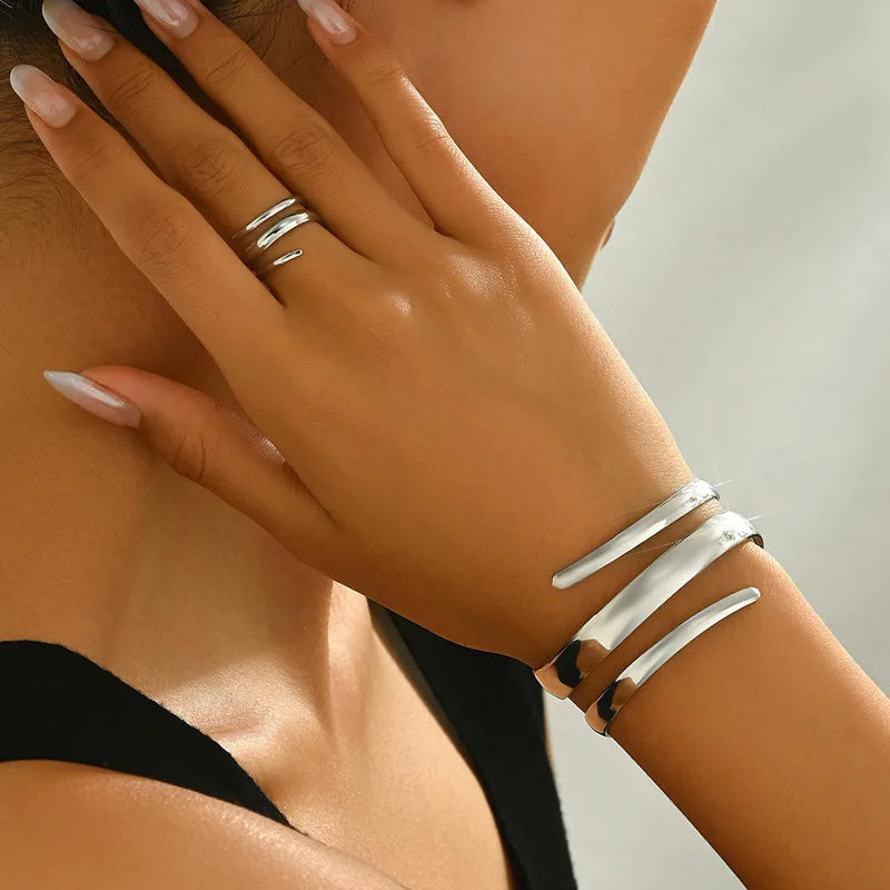 Ensemble de bracelets et bagues torsadés ouverts
