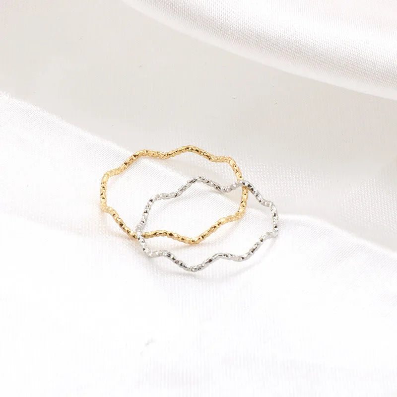 Bague minimaliste en forme de vague de mer
