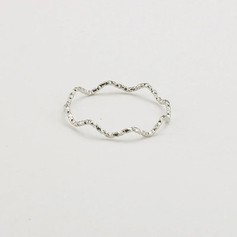 Bague minimaliste en forme de vague de mer