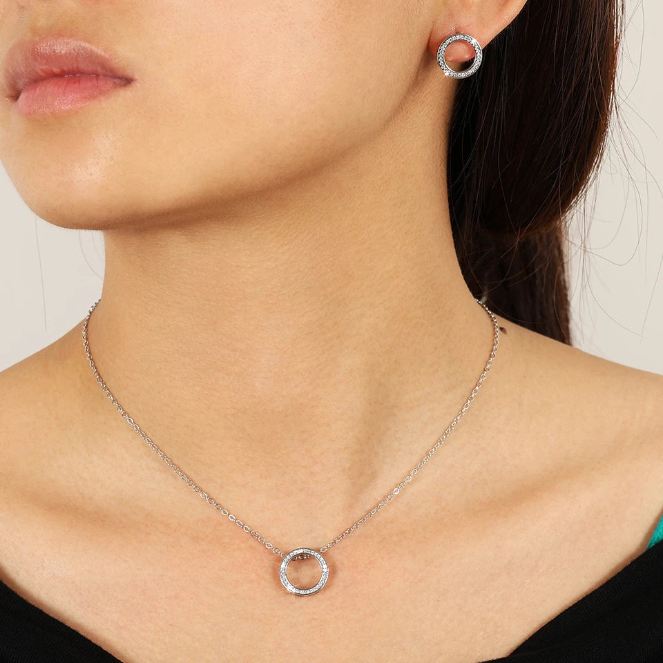 Ensemble collier et boucles d'oreilles à tige circulaires